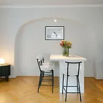 Boutique Apt For 4-6 At Mq